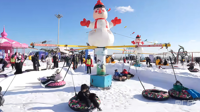 游客享受滑雪快乐（央广网发  金石滩管委会供图）