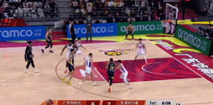 势大力沉！雷诺兹翻江倒海 连续冲击内线暴扣