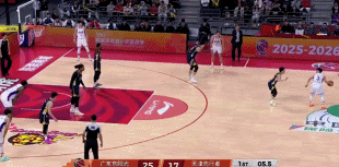 时间刚刚好！谷泽浴中路突击 连续过掉防守压哨上篮打中