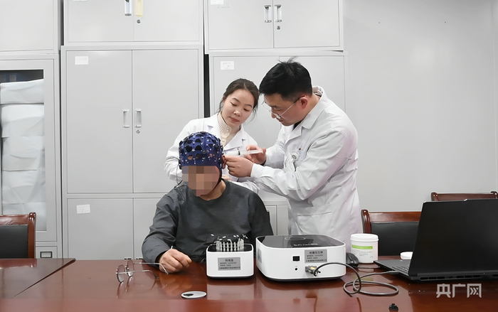 蚌埠医科大学附属医院完成国内首例无创脑机接口治疗急性脑梗肢体偏瘫手术（央广网发  蚌埠医科大学供图）