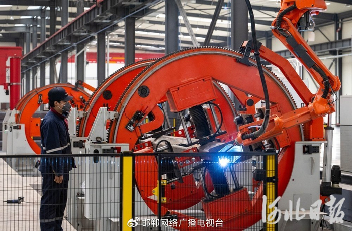 1月4日，唐山陆凯科技有限公司大型成套筛分装备数字化制造基地，工人在生产线上作业。河北日报记者赵杰摄