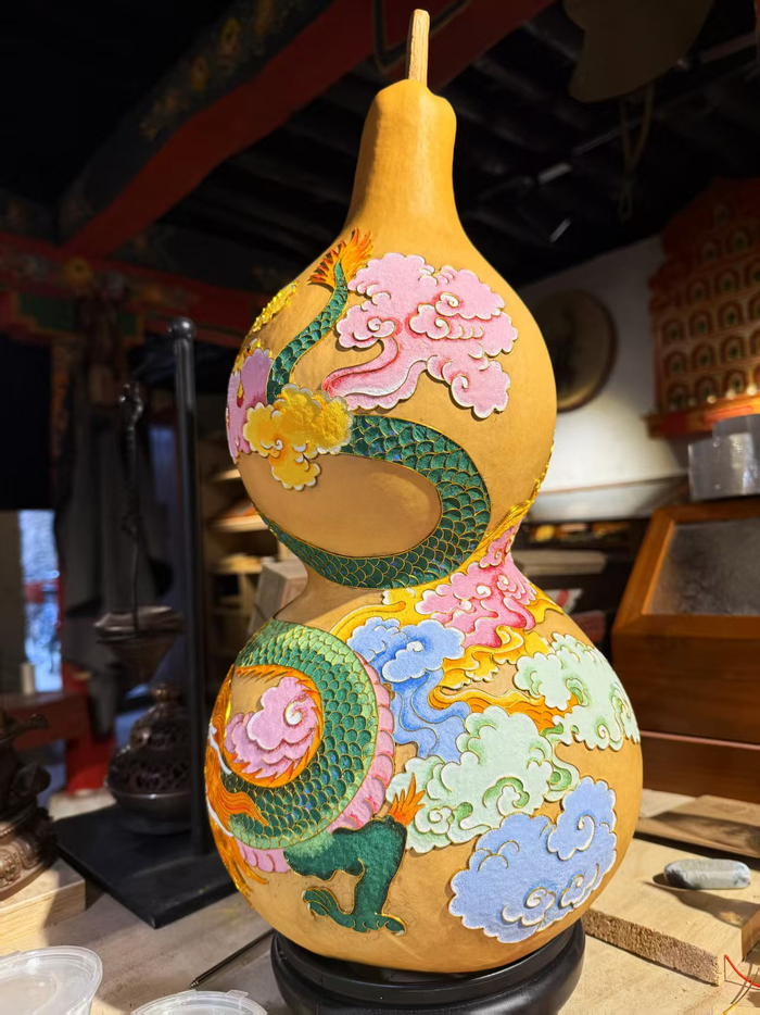 彭毛才让已完成制作的掐丝工艺葫芦。（受访者供图）