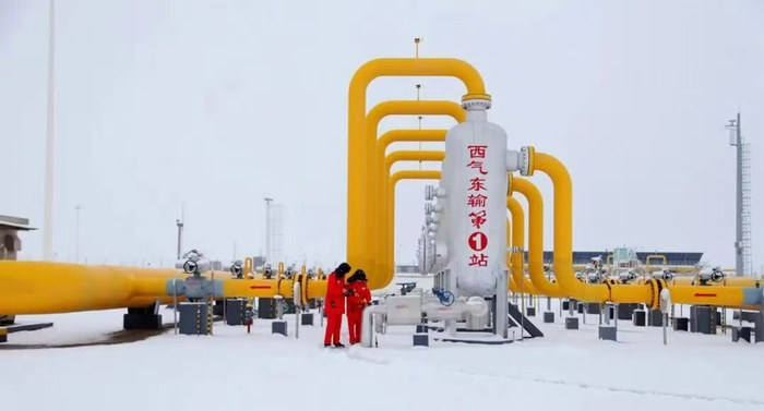塔里木油田西气东输第一站内，工作人员核对设备参数。