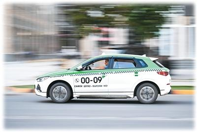 图为二〇二五年五月，一辆中国品牌新能源出租车行驶在塔吉克斯坦杜尚别的街道上。新华社记者 李任滋摄