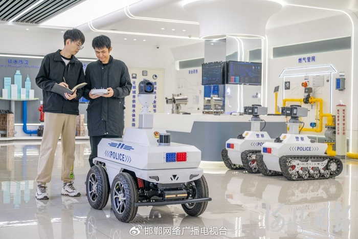 1月4日，唐山旭华智能科技有限公司技术人员在检测机器人。河北日报记者赵杰摄