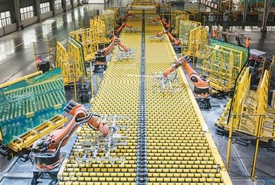 江苏省宿迁市宿豫区一家新材料公司生产车间内，工业机器人在生产线上自动堆垛玻璃产品。薛金龙摄（人民视觉）