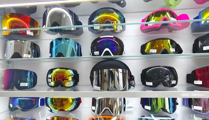 滑雪镜展示墙多彩炫酷（央广网发 龚书弘 摄）