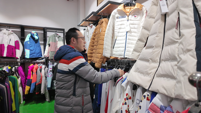 计国源与客户对接补单需求（央广网记者 尚天宇 摄）