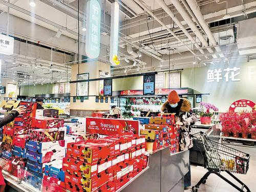     近日，京东七鲜超市石家庄首店内，市民在选购水果。 本报记者 贾梦宇摄