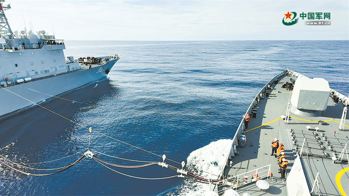 太湖舰为唐山舰进行横向补给。杜江帆 摄