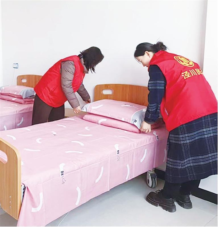     泾川县开展关爱老人活动。