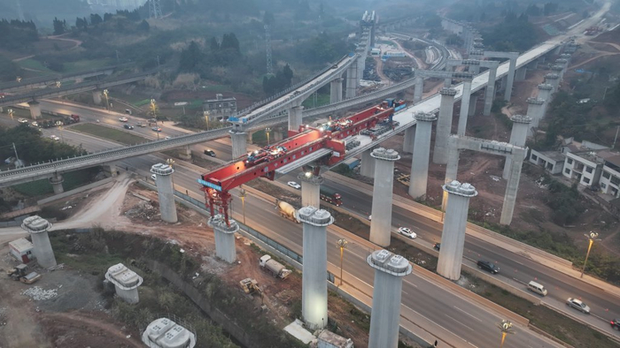 成达万高铁建设忙 成功跨越遂宁市主干道 张勤宝 摄 