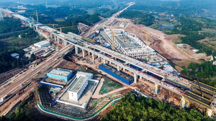 成渝中线高铁和成达万高铁共用车站加速推进 杨康忠 摄 