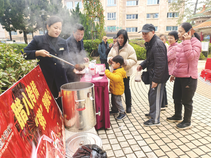     小区物业为居民派送腊八粥。    本报记者宋延康 摄