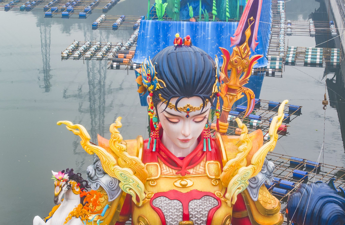 ▲2026重庆市新春灯会——“禧欢霓”园博园大型水上灯会，工人们正在抓紧搭建《巾帼良玉》灯组。记者 齐岚森 摄/视觉重庆