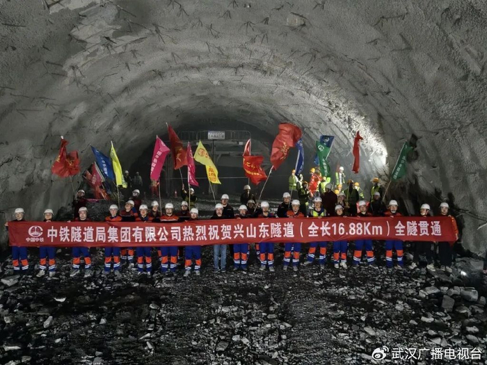 2026年1月21日上午，历经1900余天昼夜奋战宜兴高铁兴山东隧道正式贯通。（湖北日报通讯员 李斌 摄）