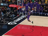 必须秀一个！詹姆斯快下面对空篮秀单臂劈扣