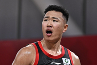 继续有全明星水准的发挥！贺希宁三分9中5砍17分7板8助 正负值+19