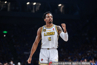 效率不高！小巴里·布朗16中4抵消拿到13分4板4助1断