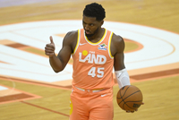 米球王真强！米切尔半场最后一攻 底线漂移高弧度中投压哨命中！