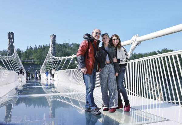 1月13日，外国游客在张家界大峡谷景区高空玻璃桥上游览。吴勇兵 罗克文 摄影报道（湖南图片库）​