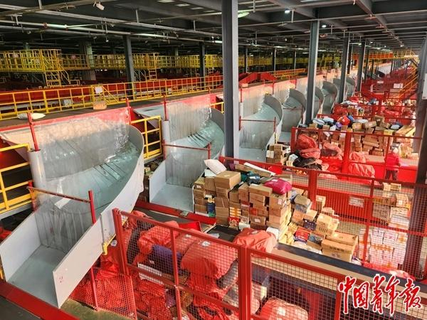 1月20日，在河南极兔郑州自动化转运中心内，自动化流水线上满是年货包裹。中青报·中青网记者 魏婉/摄