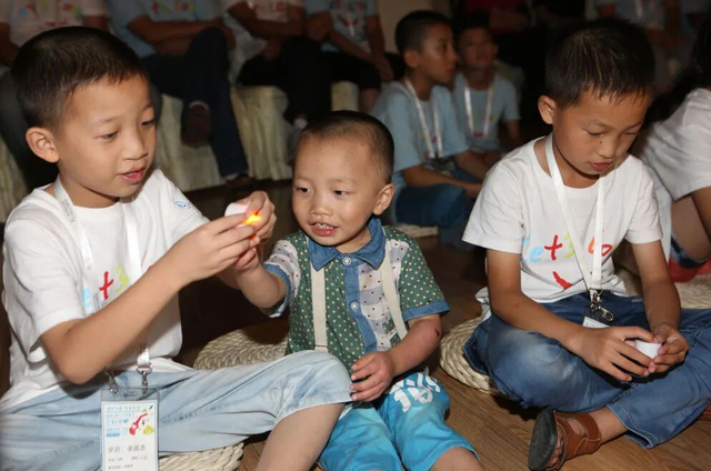 2013年7月26日，参加由嫣然天使基金会发起的唇腭裂患儿家庭亲子夏令营活动的儿童在玩耍。新华社发（刘长龙 摄）