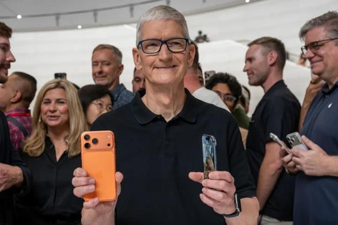 ▲蒂姆·库克手持最新款iPhone 17 Pro，这款手机带动了2025年10月到12月的销售量（图源：彭博社）