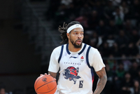 队记：山东外援珀塞尔因为感冒发烧 将缺席今天对阵宁波的比赛