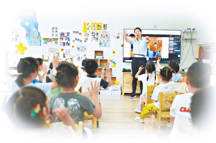 老师带领小朋友们做游戏。 新华社供图