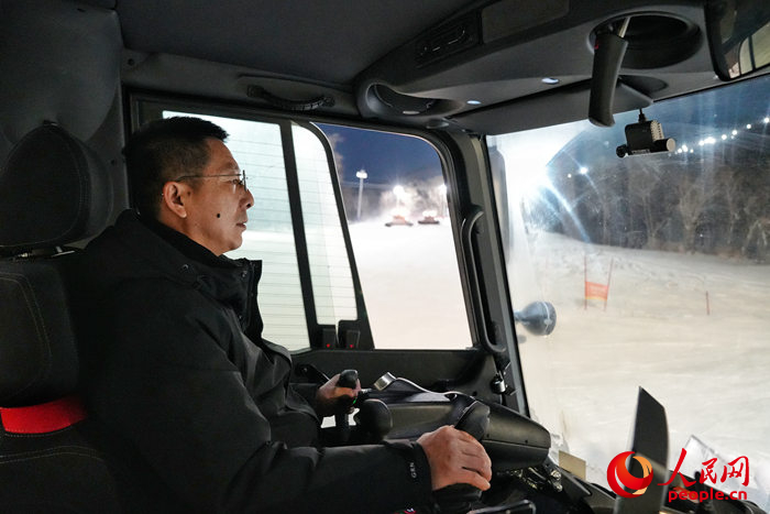 张斌在压雪机内作业。人民网记者李洋摄