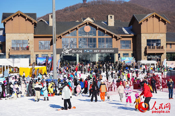 冬日的北大湖滑雪场人气十足。人民网记者李洋摄