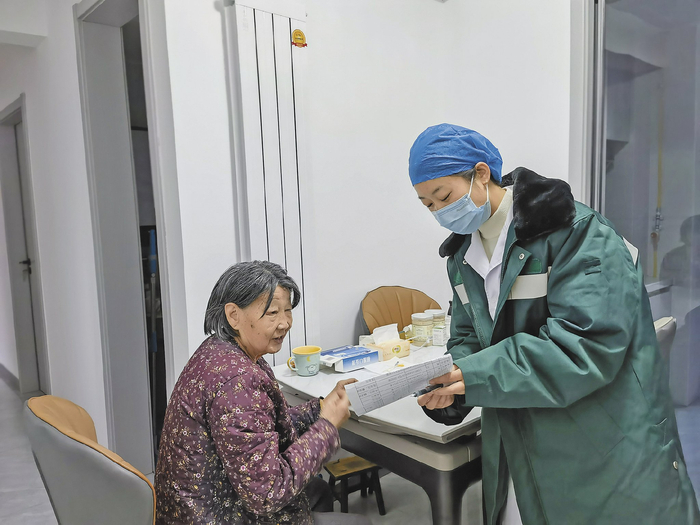     城西区通海路社区卫生服务中心家庭医生入户为签约居民进行慢性病随访。    本报记者 咸文静 摄