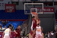 隔扣上瘾了？约克故技重施欲战斧隔扣 中途改抛投压哨命中