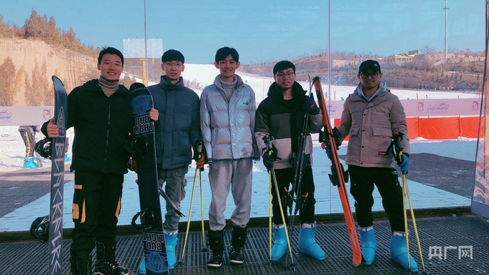 王海港和朋友们一起滑雪（央广网发 受访者供图）