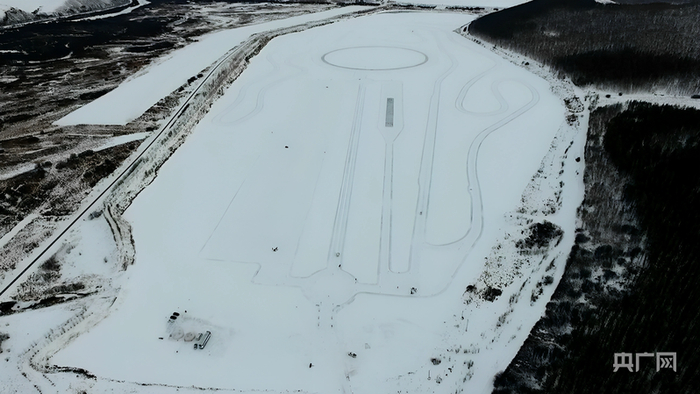 牙克石市凤凰山景区冰雪汽车测试场(央广网发 吴双 摄)