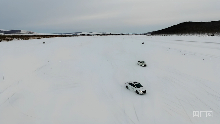 汽车在冰雪路况进行测试(央广网发 欧戈 摄)