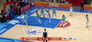 高难度！朱俊龙抢投三分压哨命中 帮助广厦将分差拉开到20分以上