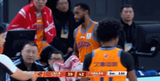 顺便找找状态啊！古德温手指出血被换下处理 目前4中0没得分