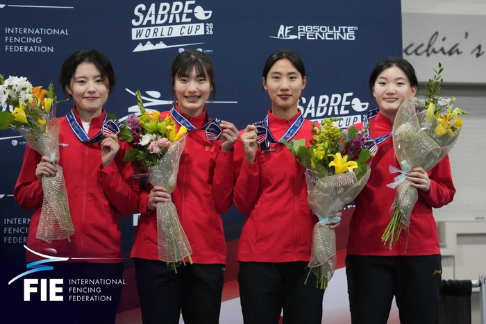 中国女佩剑队团体赛合影