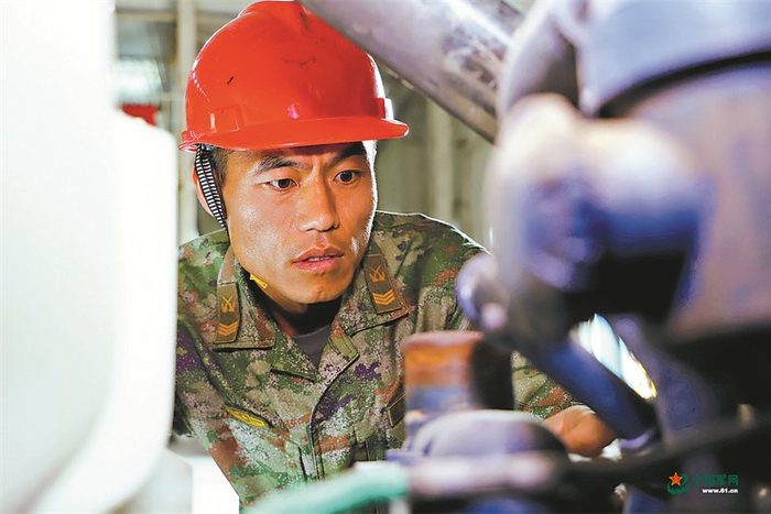 　　雷耀明排查装备故障（资料图片）。张 龙摄