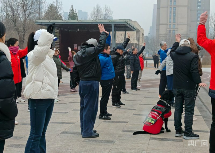 视障跑者们有序热身（央广网记者温雅慧摄）