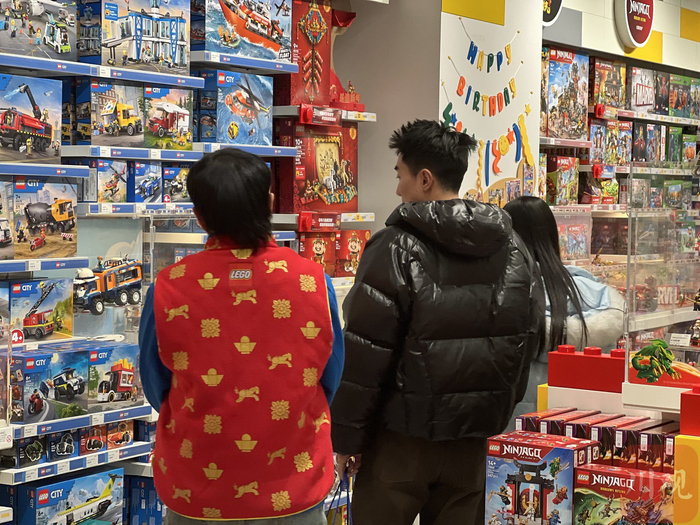 乐高门店里，年轻消费者驻足采购。