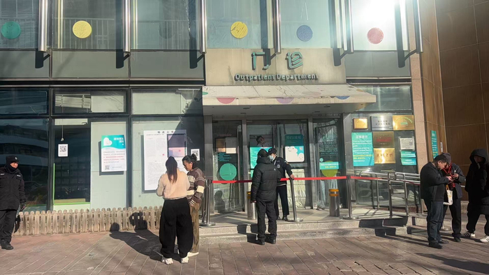 嫣然医院门口的爱心群众 图源：时代周报记者 史航