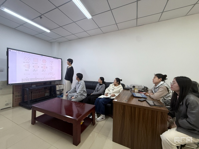 王海港正和同学们一起研究课题（央广网记者张晋鹏摄）