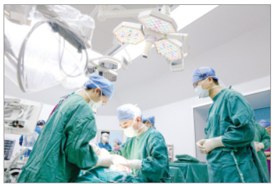 　医生为患儿手术。供图