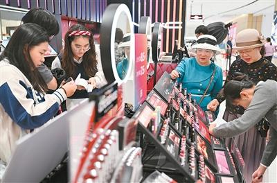 消费者在海南海口日月广场免税店购物。新华社记者 郭程摄