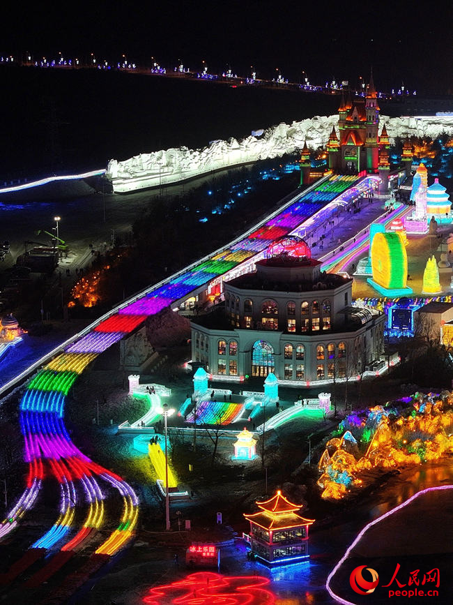 长春冰雪新天地520米网红冰滑梯。人民网记者李洋摄