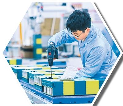 日前，在位于江西省宜春市袁州区的江西海池新能源有限公司生产车间，工作人员在赶制锂电池订单产品。周亮摄（人民视觉）