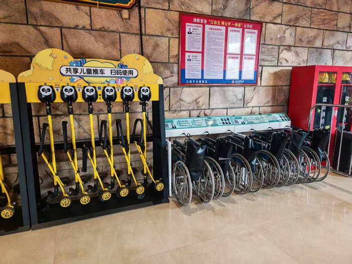 记者体验某险企最新开发的旅居康养项目，景区摆放轮椅供老年人使用（记者曹媛/摄）